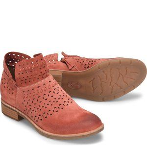 New Soft coaral bristow boots size 6.5. Were $158